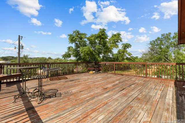 $595,000 | 424 Homecrest Drive, La Vernia, TX 78121