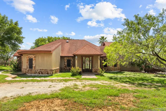 $595,000 | 424 Homecrest Drive, La Vernia, TX 78121