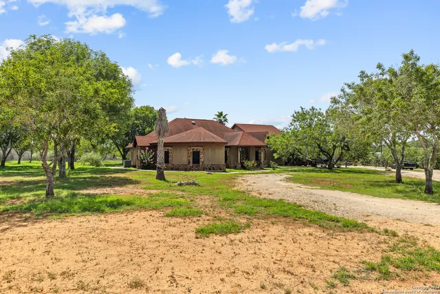 $595,000 | 424 Homecrest Drive, La Vernia, TX 78121