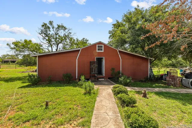 $595,000 | 424 Homecrest Drive, La Vernia, TX 78121
