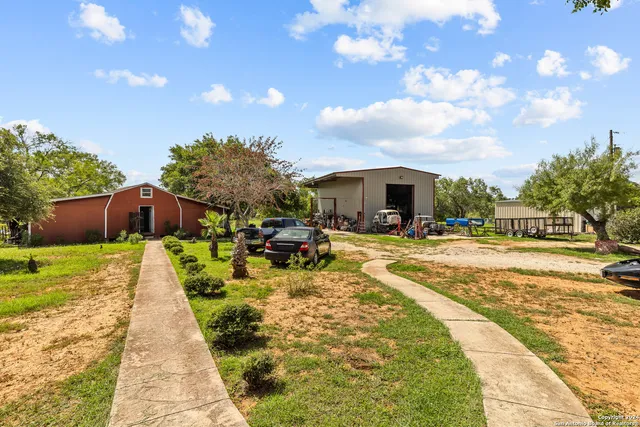 $595,000 | 424 Homecrest Drive, La Vernia, TX 78121