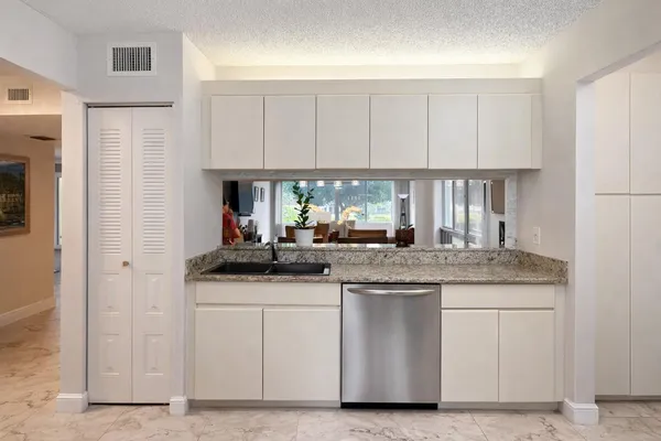$2,000 | 6698 10th Avenue North, Unit 116, Lake Worth, FL 33467
