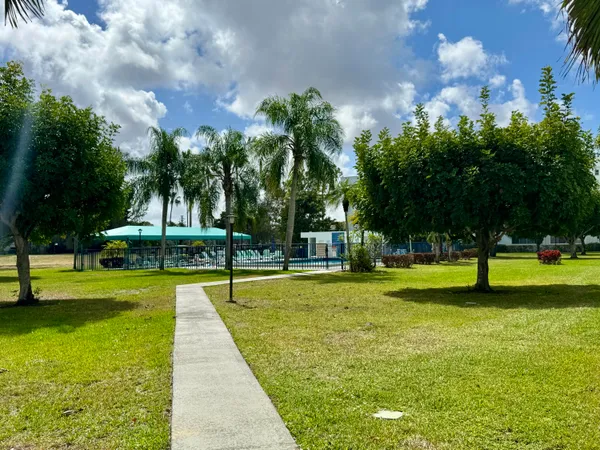 $2,000 | 6698 10th Avenue North, Unit 116, Lake Worth, FL 33467