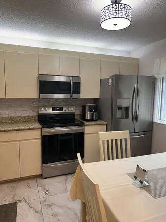 $2,000 | 6698 10th Avenue North, Unit 116, Lake Worth, FL 33467