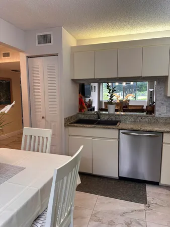 $2,000 | 6698 10th Avenue North, Unit 116, Lake Worth, FL 33467