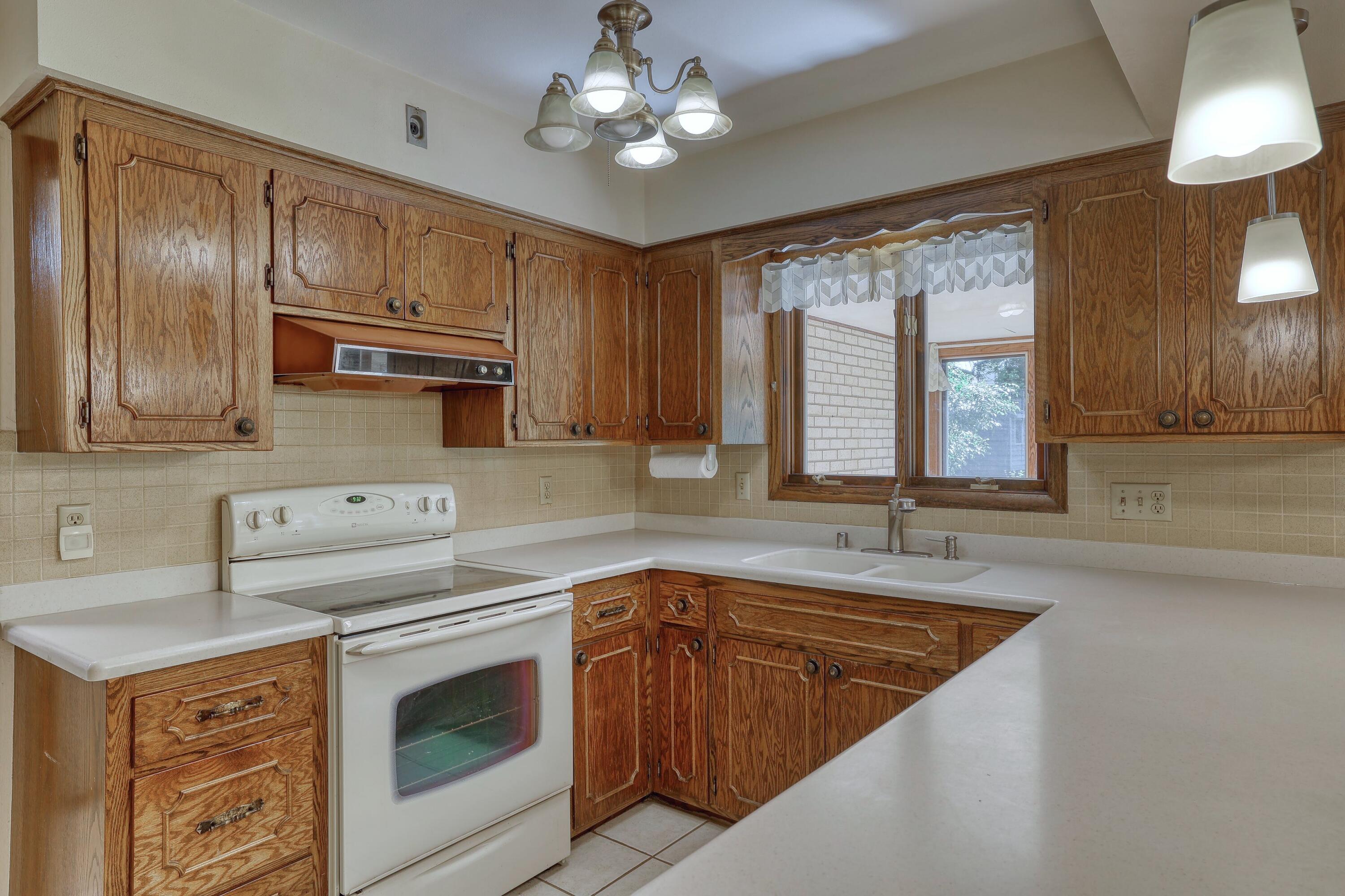 3910 Fresno Road Brookfield, WI 53045 - Photo 4 of 47 Kitchen