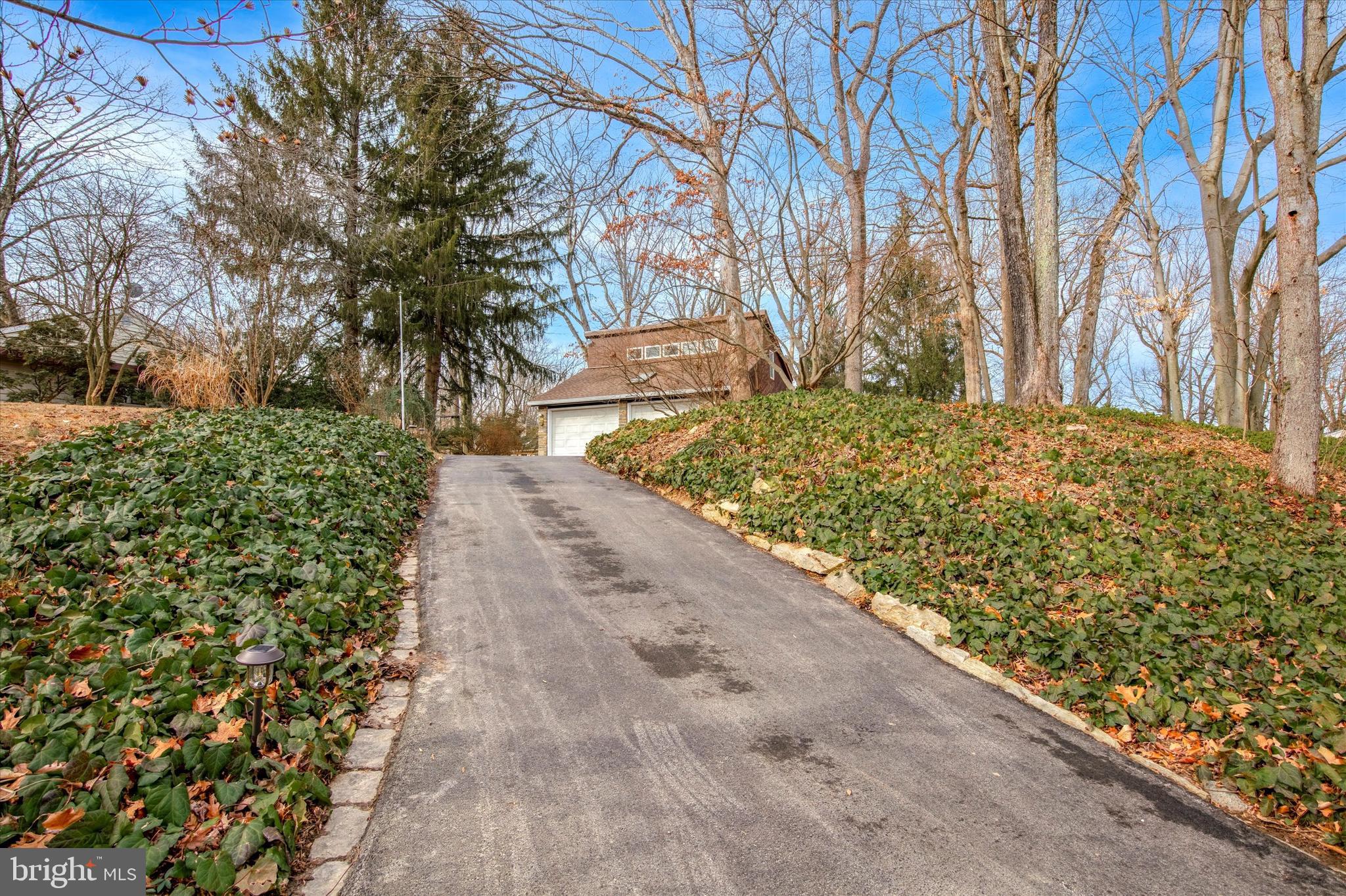 455 Sharon Drive Wayne, PA 19087 - Photo 2 of 36 Serene, private