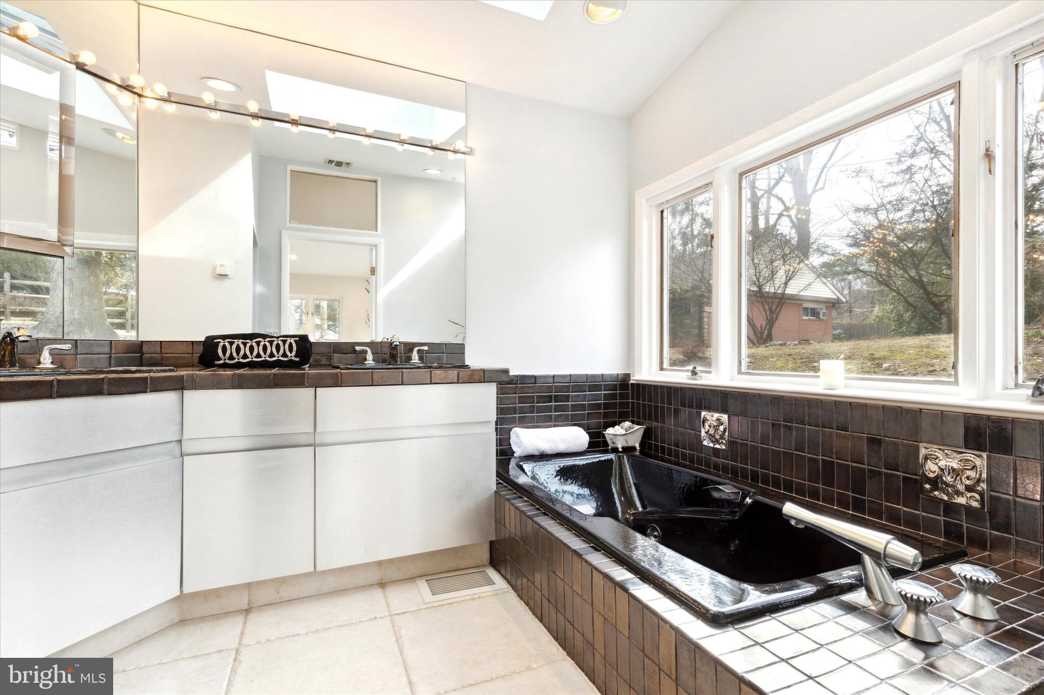 455 Sharon Drive Wayne, PA 19087 - Photo 26 of 36 Soaking tub