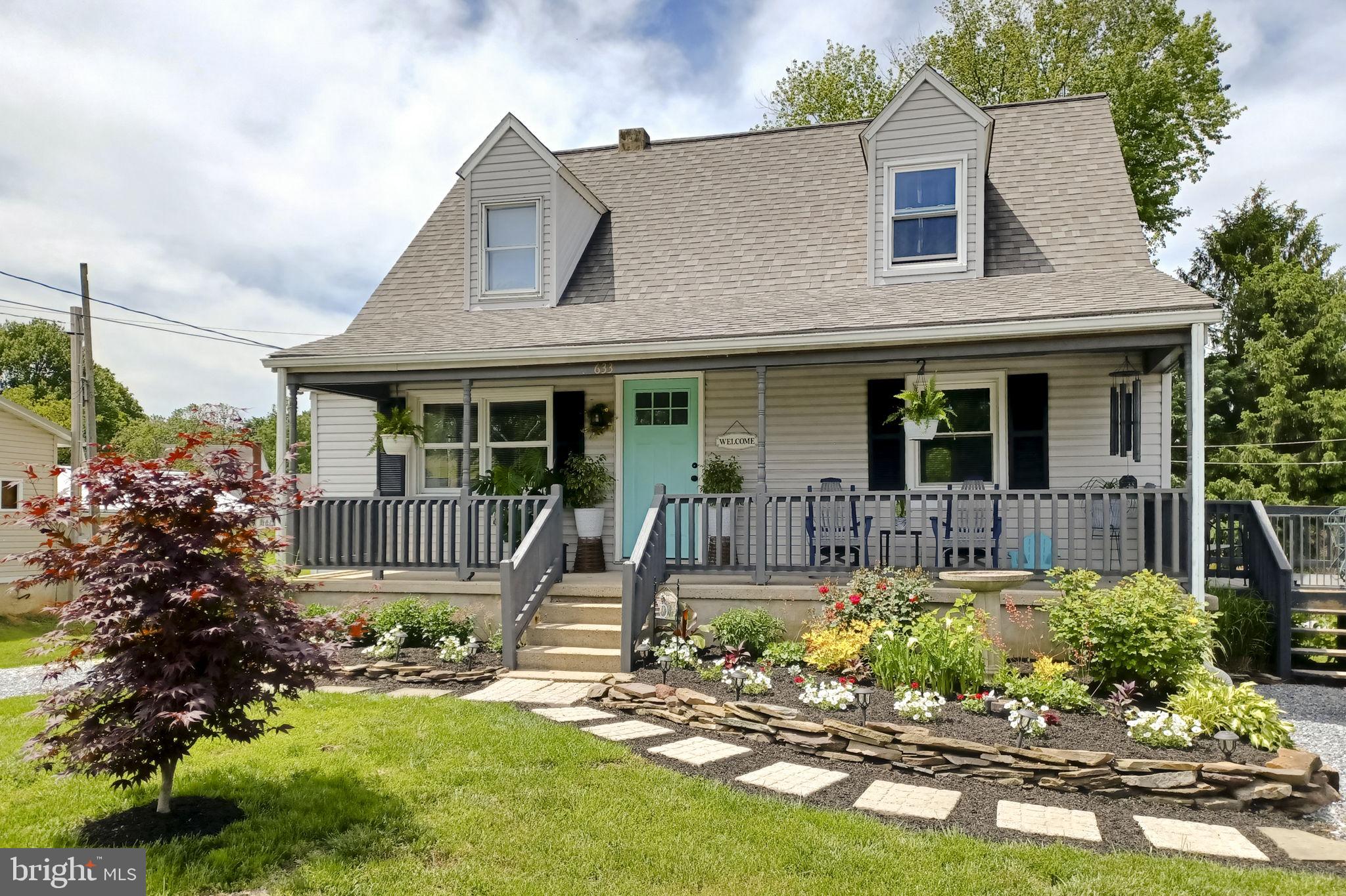 633 North Farmersville Road Ephrata, PA 17522 - Photo 5 of 54 a front view of a house with garden