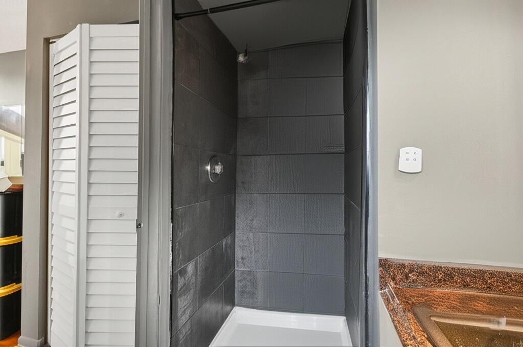 9766 Boca Gardens Parkway, Unit B Boca Raton, FL 33496 - Photo 16 of 27 Upstairs Bath