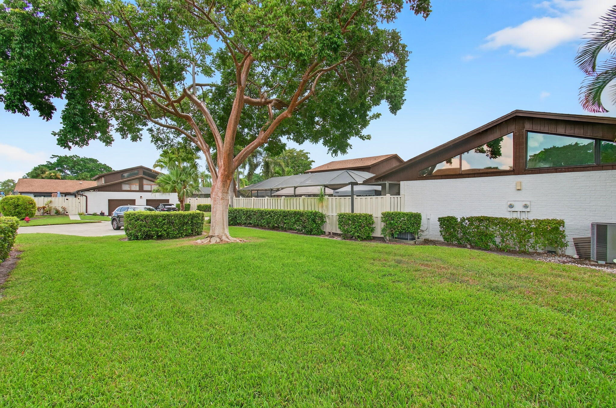 9766 Boca Gardens Parkway, Unit B Boca Raton, FL 33496 - Photo 19 of 27 Side Yard