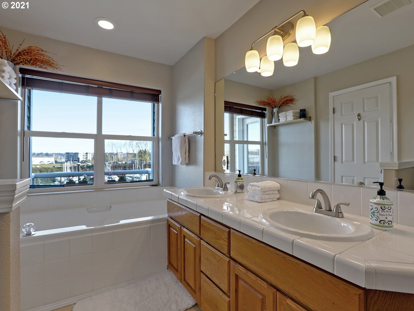 330 Northeast Bridgeton Road Portland, OR 97211 - Photo 9 of 18 Gallery Image 9