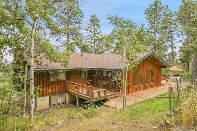a view of house with a yard