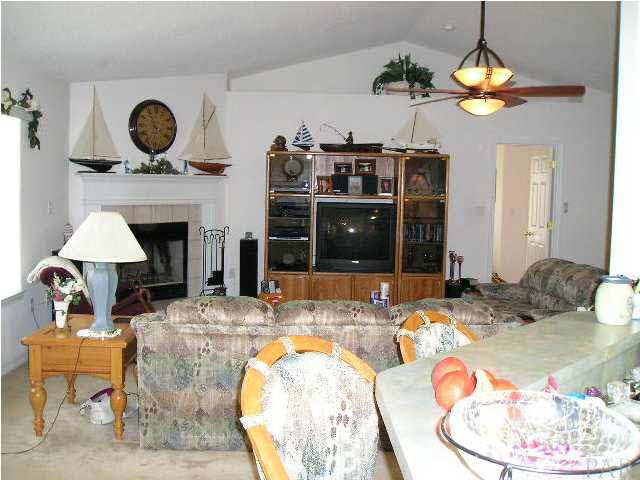 4178 Audiss Road Milton, FL 32583 - Photo 9 of 19 Looking in from Breakfast area