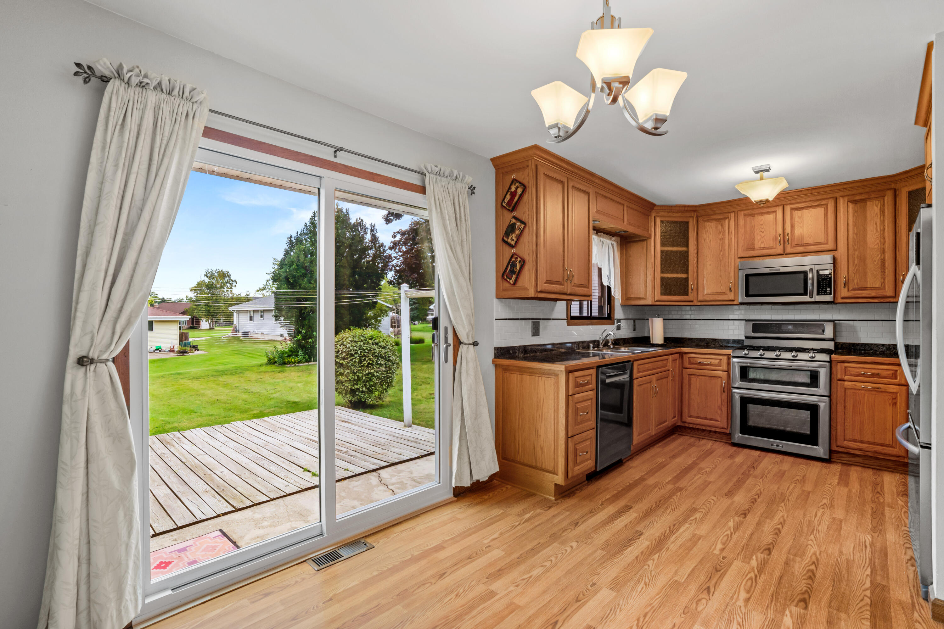 114 Carpenter Court Mukwonago, WI 53149 - Photo 11 of 39 Kitchen