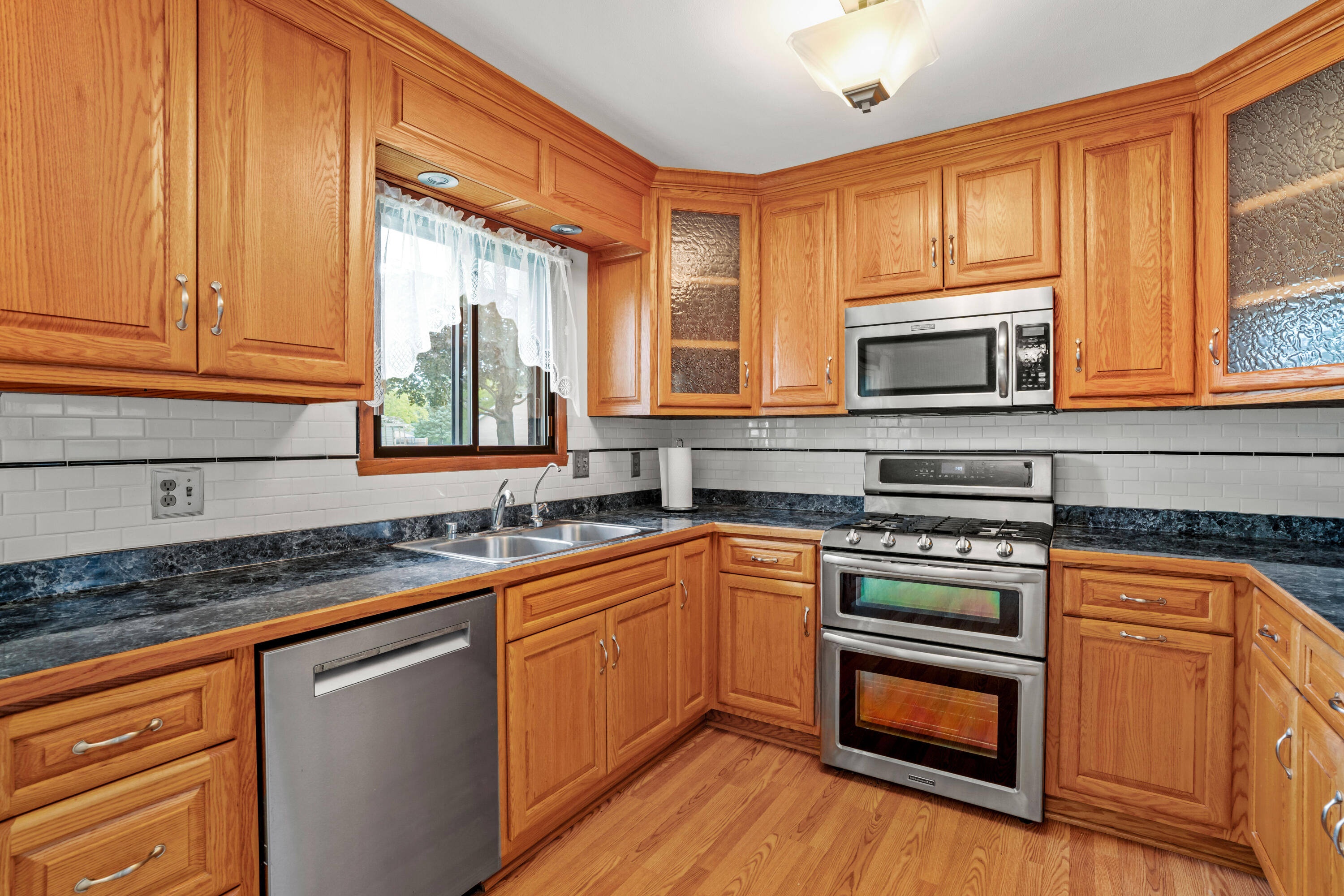 114 Carpenter Court Mukwonago, WI 53149 - Photo 12 of 39 Kitchen