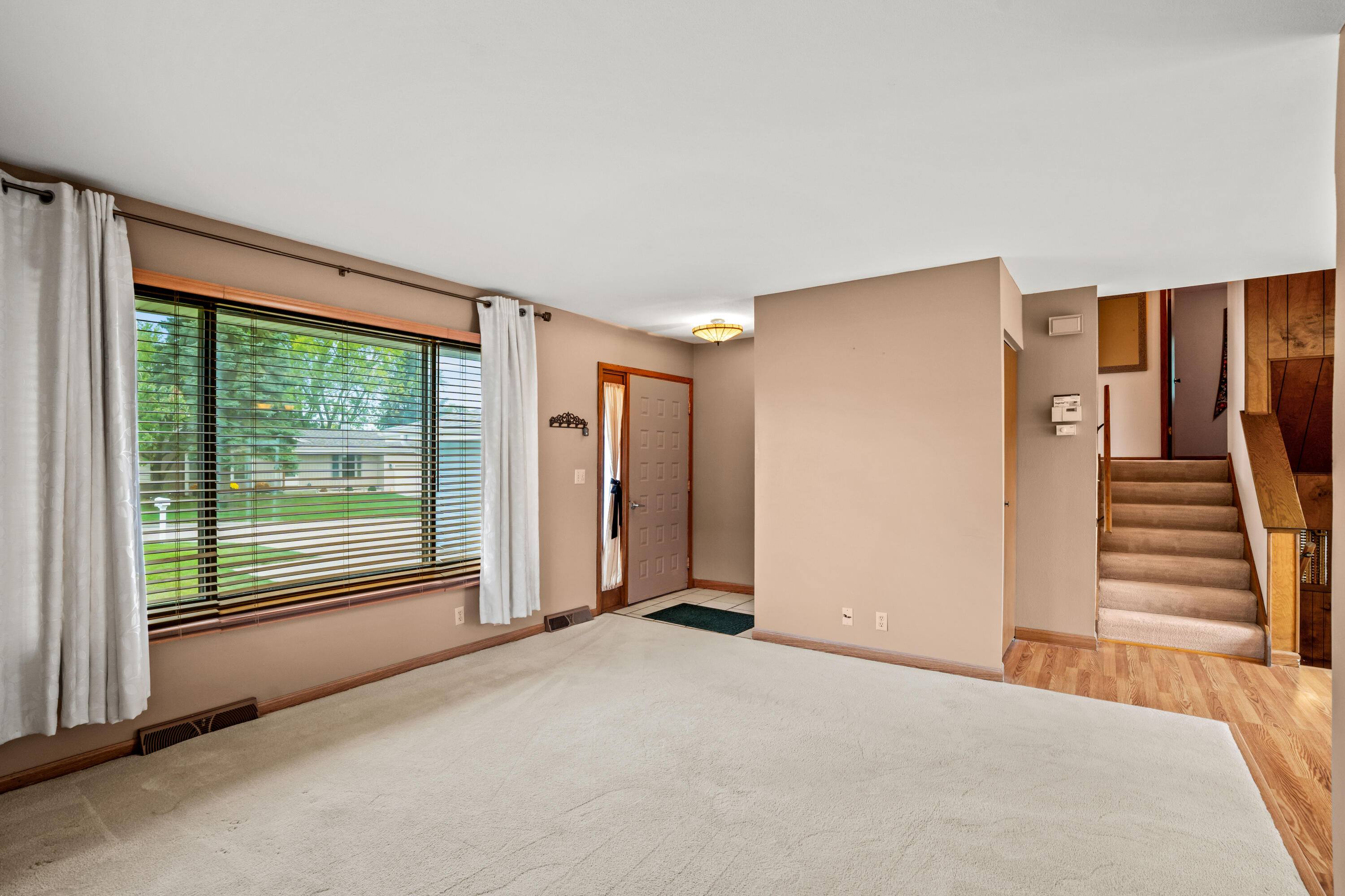 114 Carpenter Court Mukwonago, WI 53149 - Photo 2 of 39 Living Room