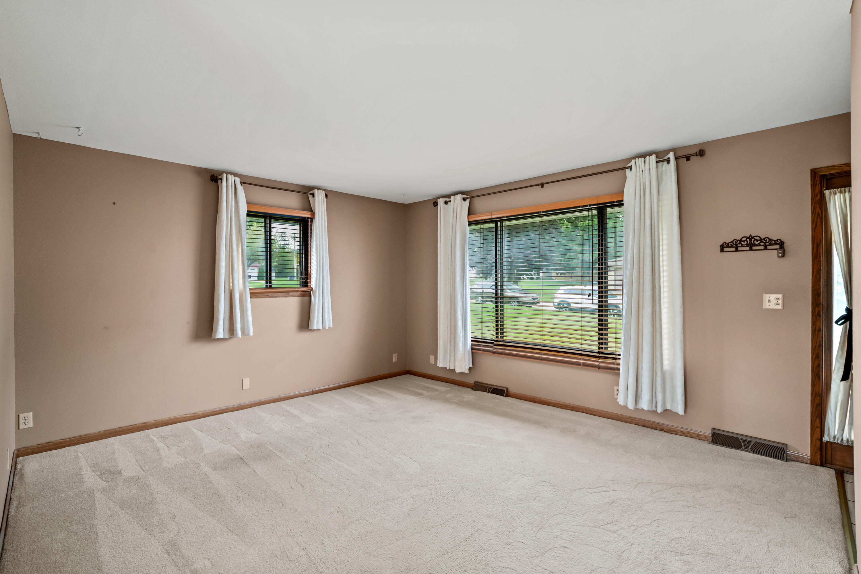 114 Carpenter Court Mukwonago, WI 53149 - Photo 3 of 39 Living Room