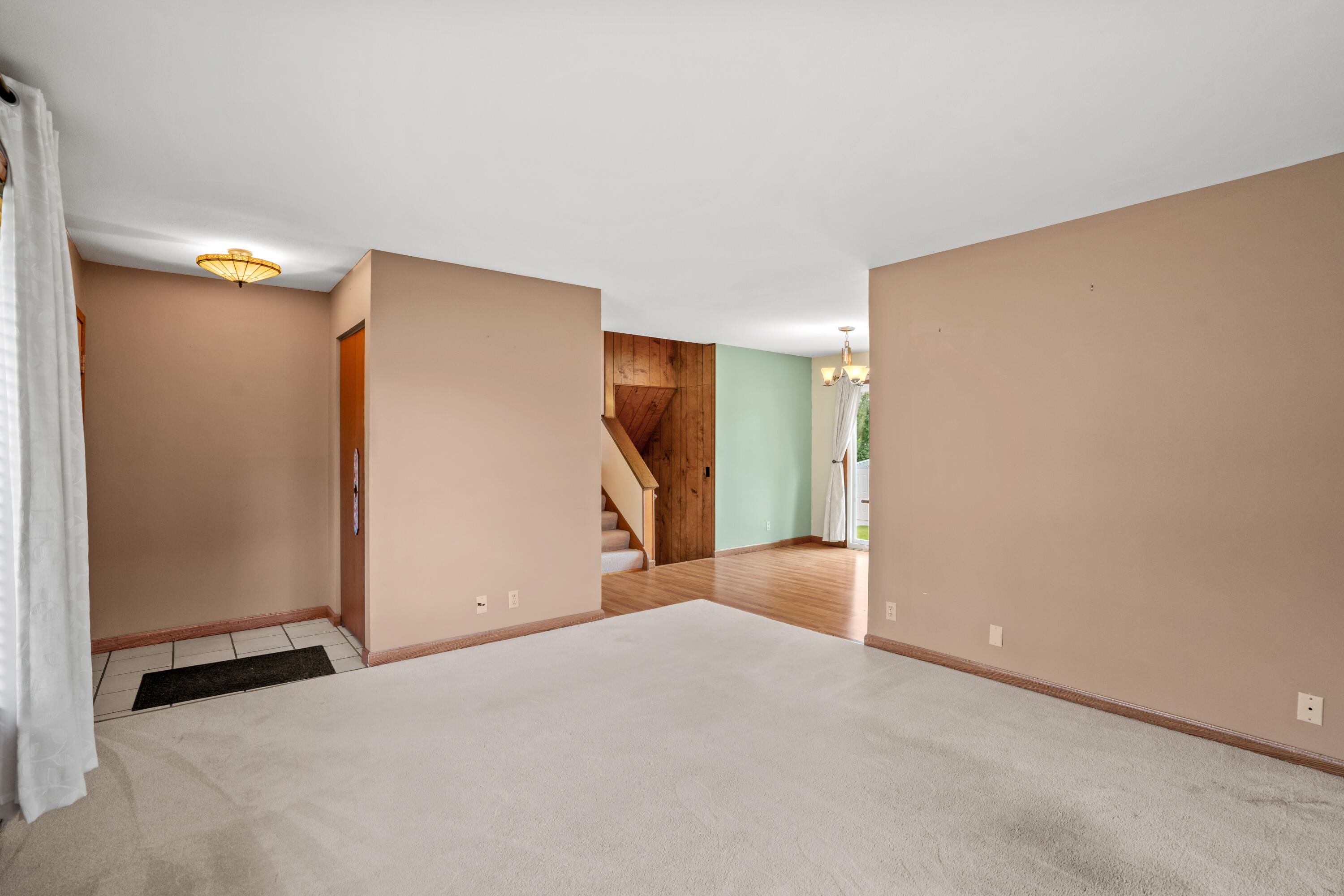 114 Carpenter Court Mukwonago, WI 53149 - Photo 5 of 39 Living Room