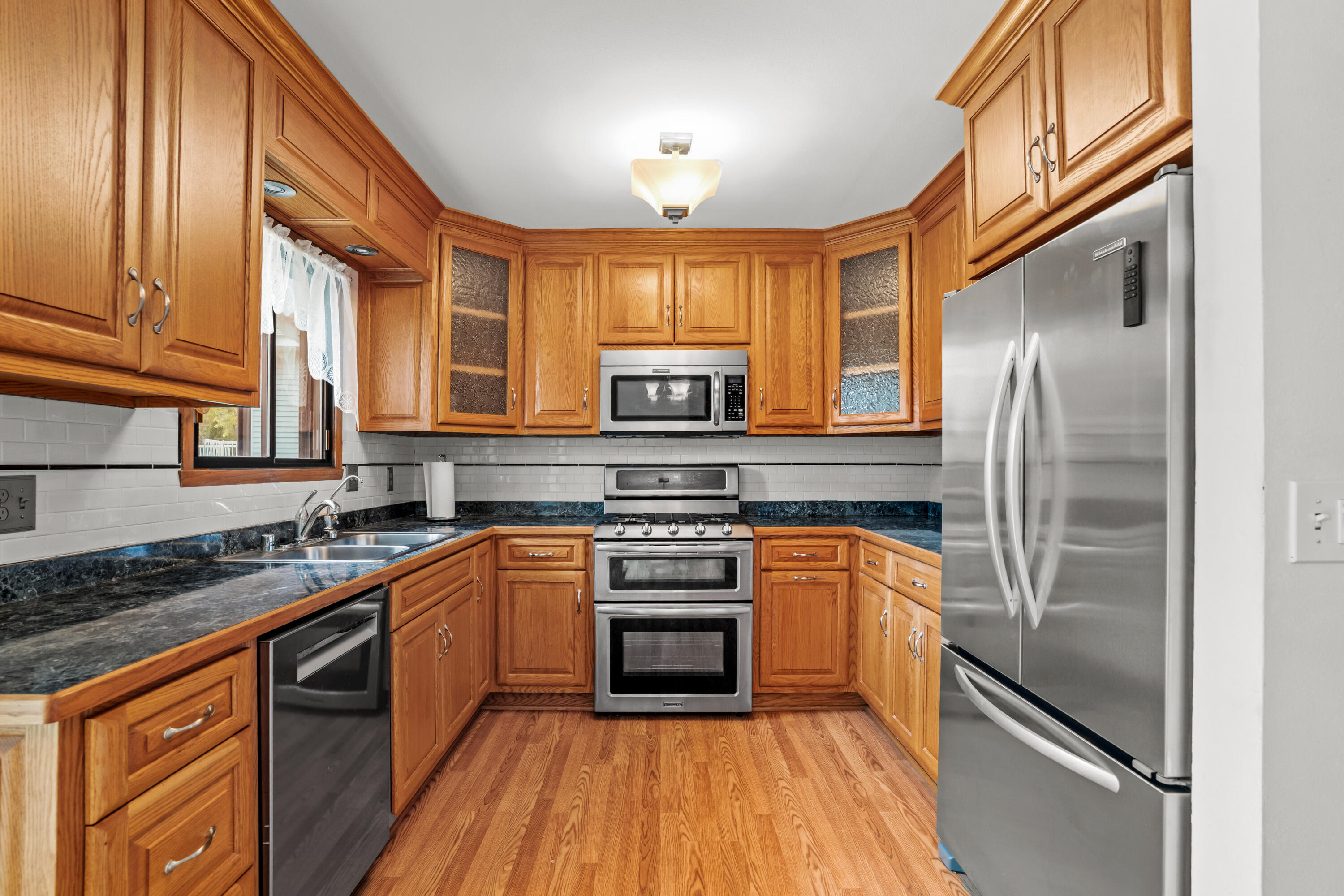 114 Carpenter Court Mukwonago, WI 53149 - Photo 10 of 39 Kitchen