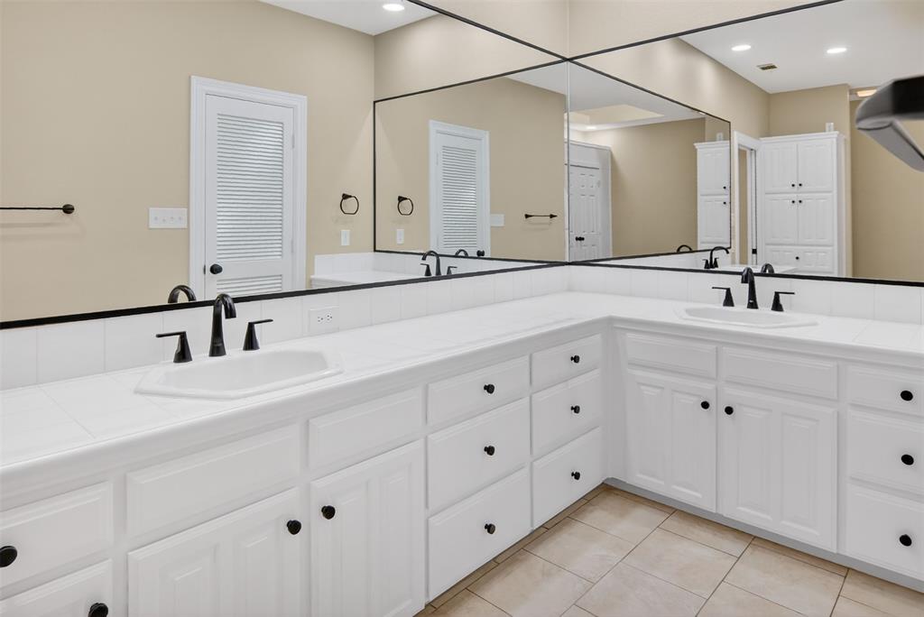 2122 Clear Lake Road Weatherford, TX 76087 - Photo 26 of 40 Bright, spacious en suite bathroom with double sinks and lots of storage.