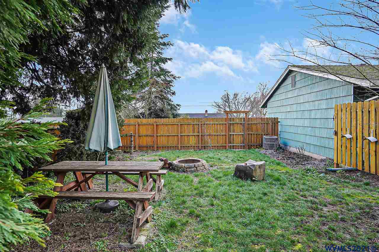 156 Northwest Reed Lane Dallas, OR 97338 - Photo 37 of 39 a backyard of a house with lots of green space