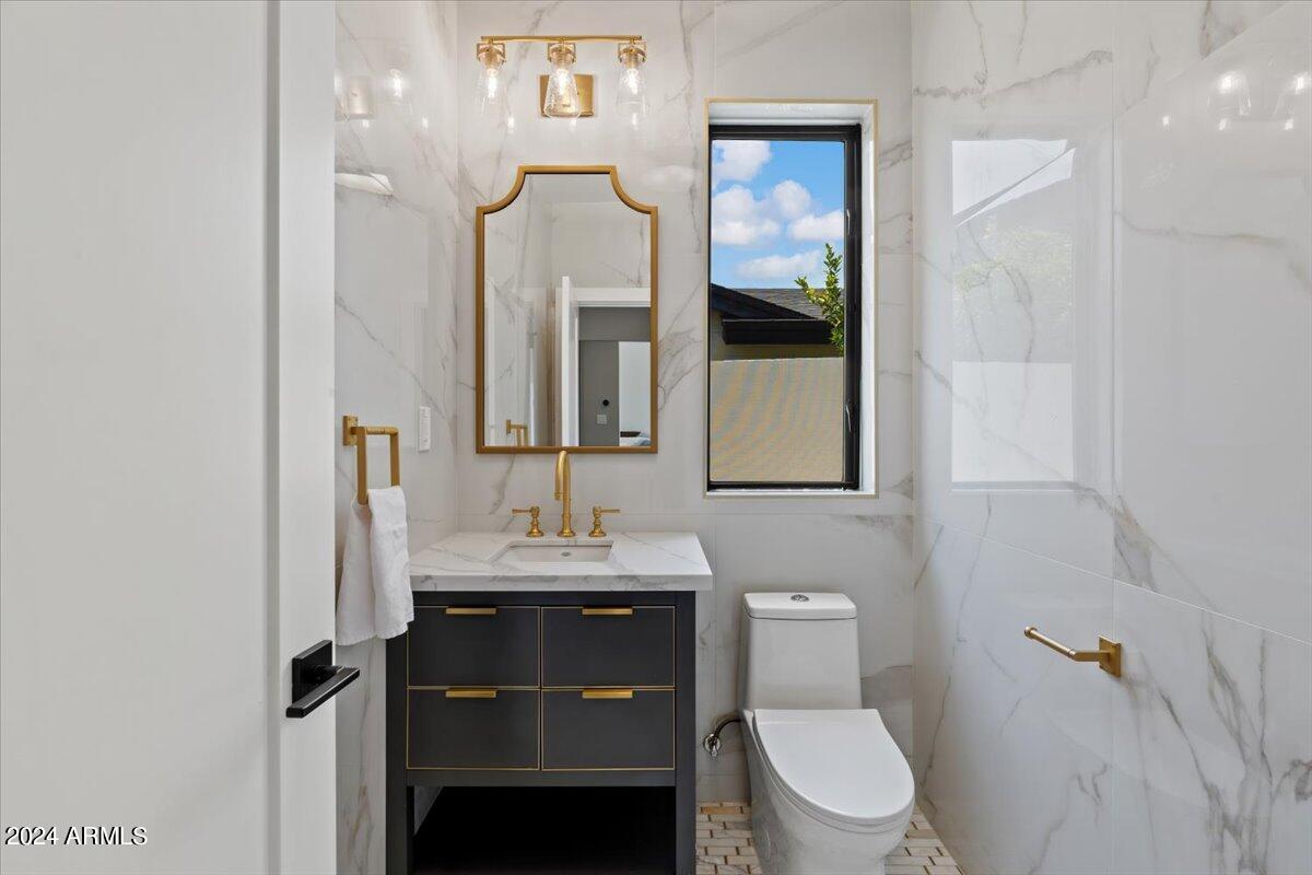 4137 East Earll Drive Phoenix, AZ 85018 - Photo 34 of 54 47-Powder Room