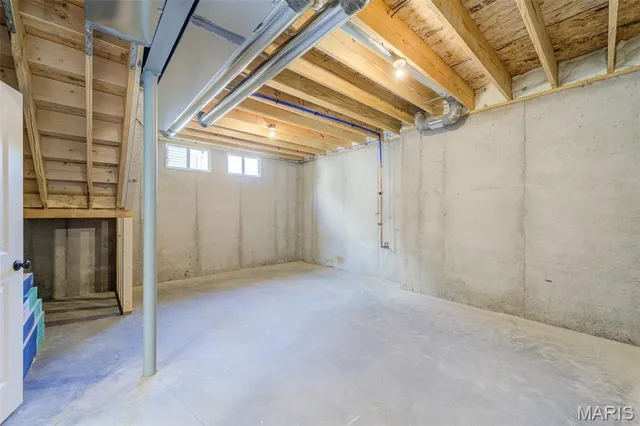 $615,000 | 2025 Maryland Oaks Circle, Maryland Heights, MO 63146