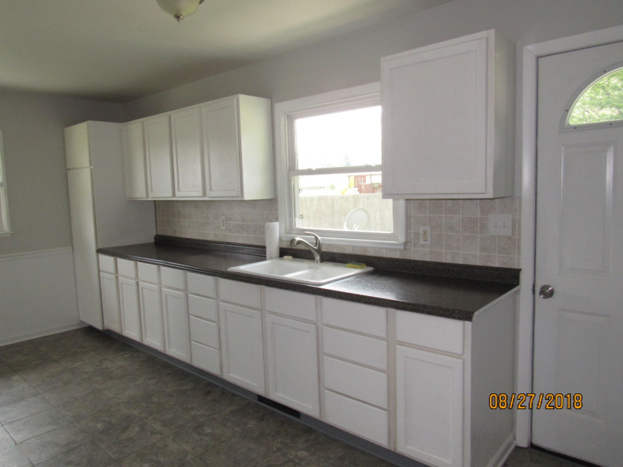 2416 Stratton Road Benton Harbor, MI 49022 - Photo 8 of 14 IMG_5898