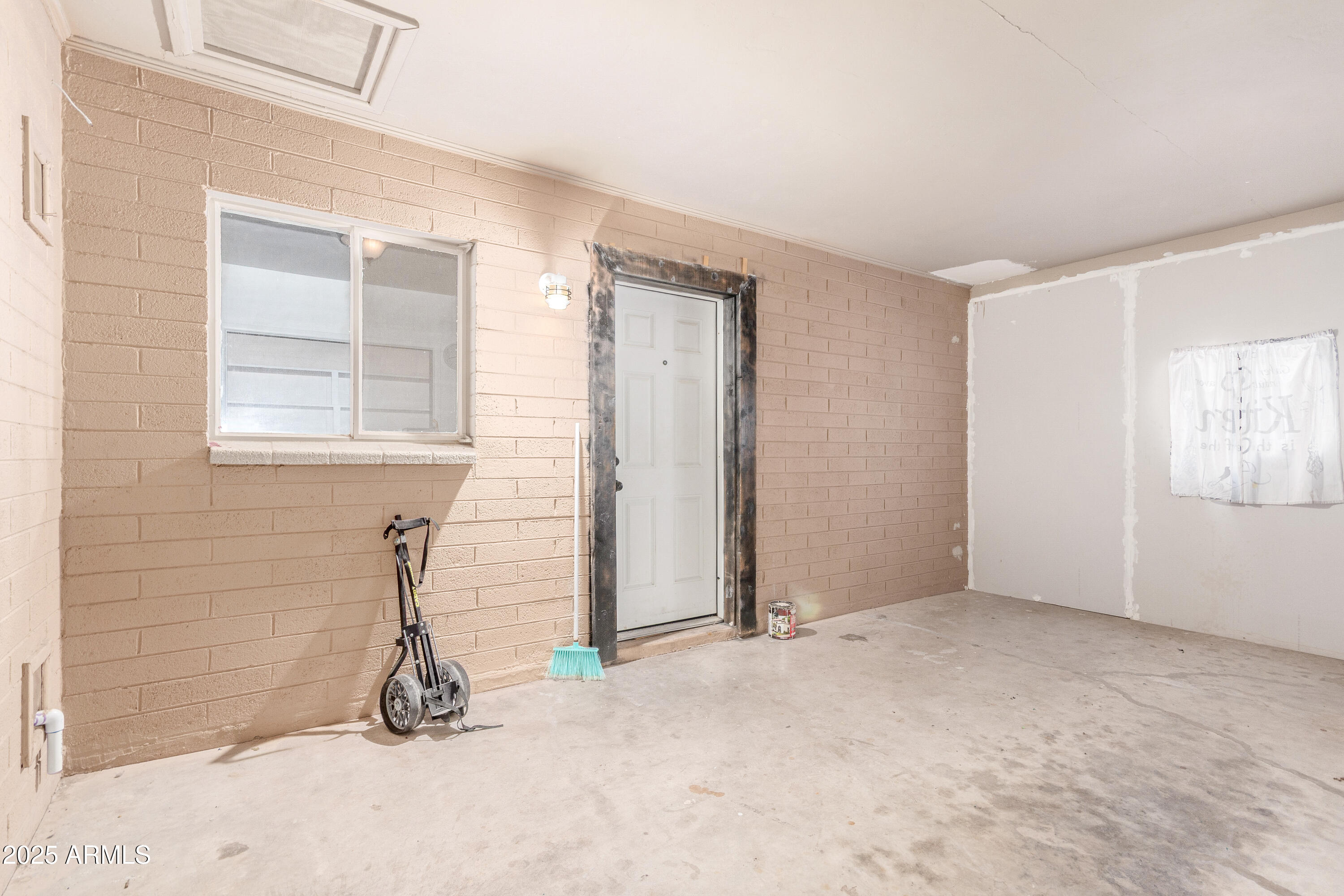 413 East 3rd Street Eloy, AZ 85131 - Photo 33 of 44 an empty room with windows