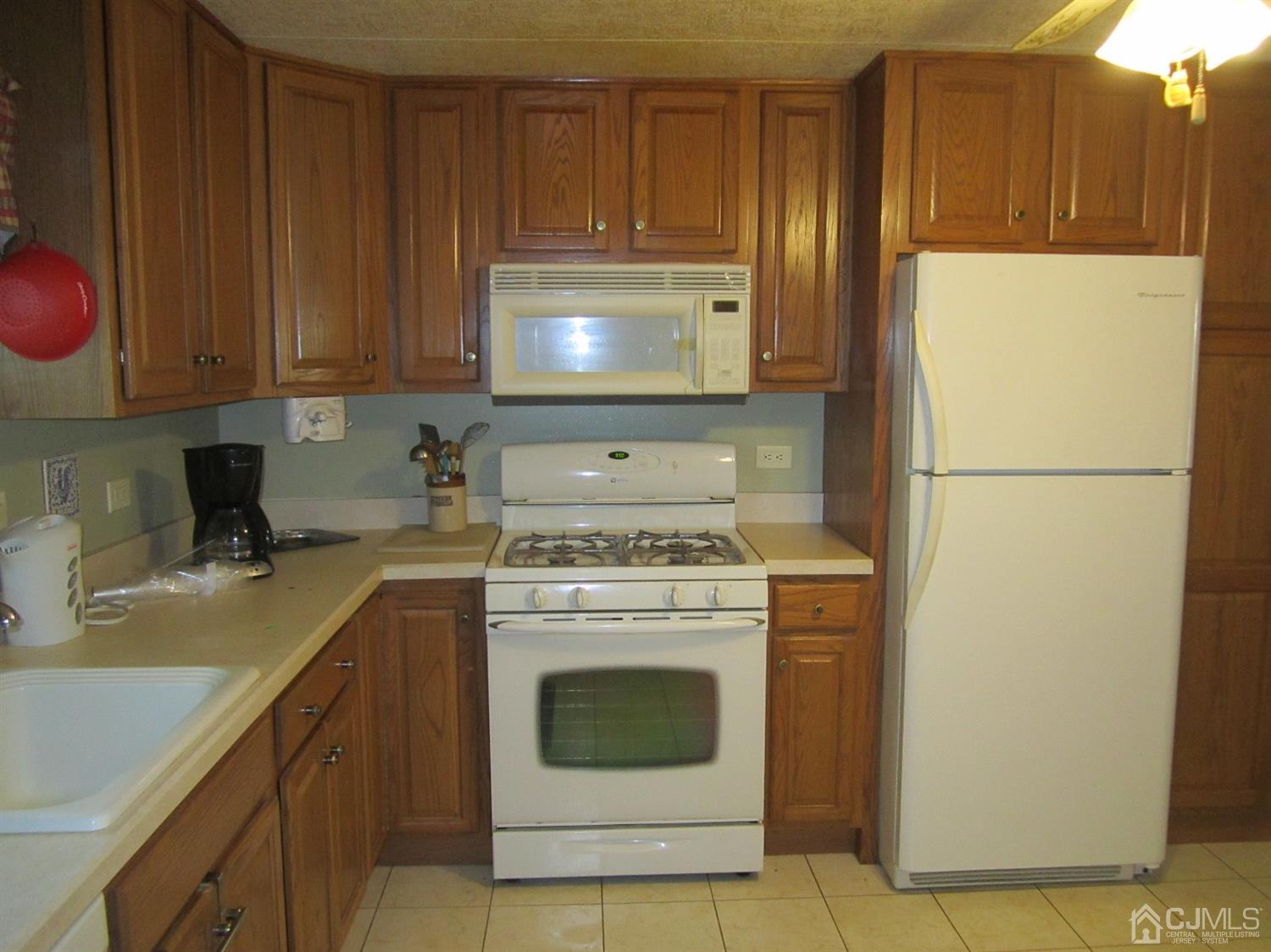 61 Whitman Road North Brunswick, NJ 08902 - Photo 3 of 16 Eat in kitchen