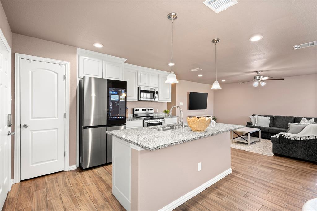 300 Lipscomb Street Cleburne, TX 76031 - Photo 12 of 28