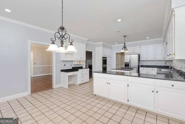 a spacious en suite bathroom with a double vanity sink mirror and