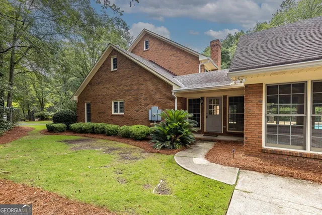 a view of a house with a yard