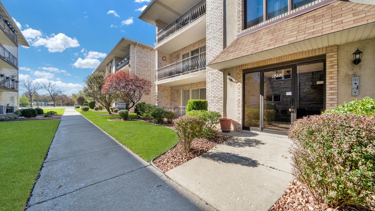 6252 South Gullikson Road, Unit 1S Chicago, IL 60638 - Photo 1 of 13 Gallery Image 1