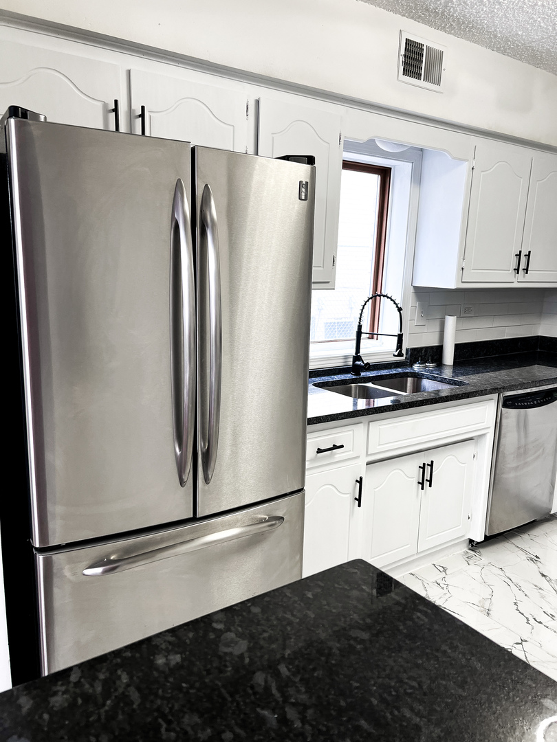 6252 South Gullikson Road, Unit 1S Chicago, IL 60638 - Photo 6 of 13 Gallery Image 6