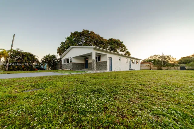 a view of a house with a yard
