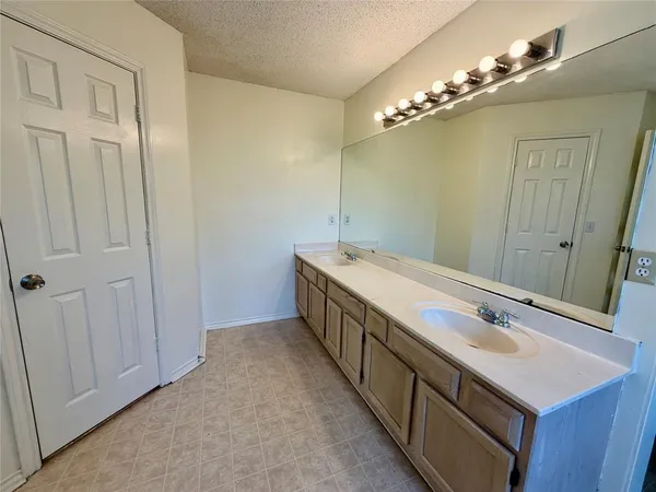 $2,200 | 805 Hillbrooke Drive, Arlington, TX 76001