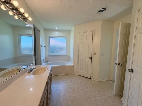 $2,250 | 805 Hillbrooke Drive, Arlington, TX 76001