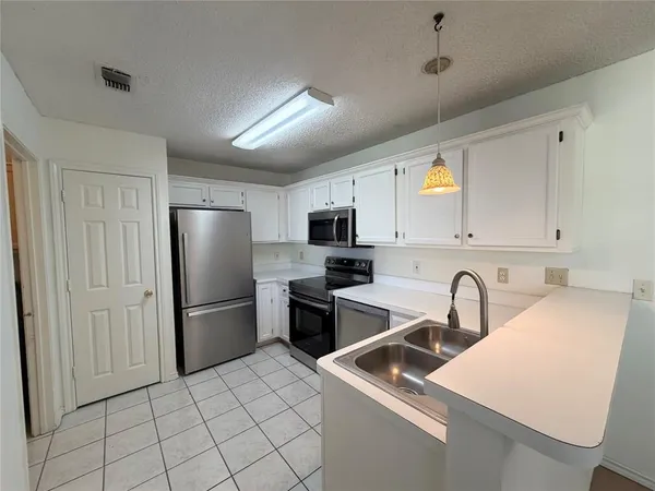 $2,250 | 805 Hillbrooke Drive, Arlington, TX 76001