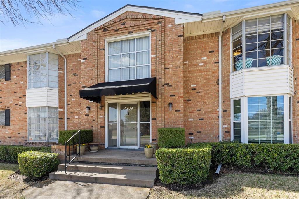 4709 Skillman Street, Unit D Dallas, TX 75206 - Photo 25 of 28 a front view of a house with a garden