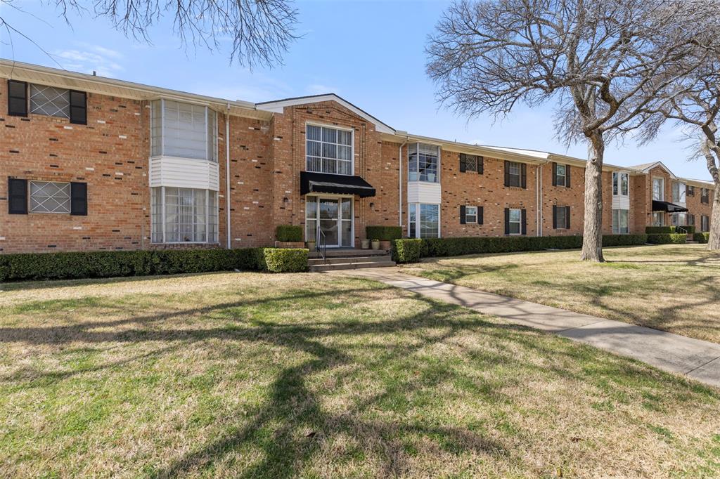 4709 Skillman Street, Unit D Dallas, TX 75206 - Photo 26 of 28 a front view of a building with a garden