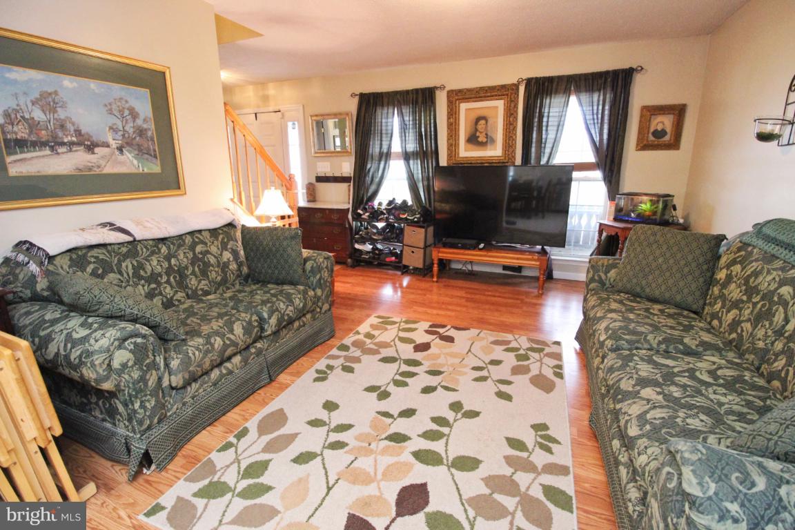 615 Walnut Grove Road Baltimore, MD 21221 - Photo 9 of 47 Living Room
