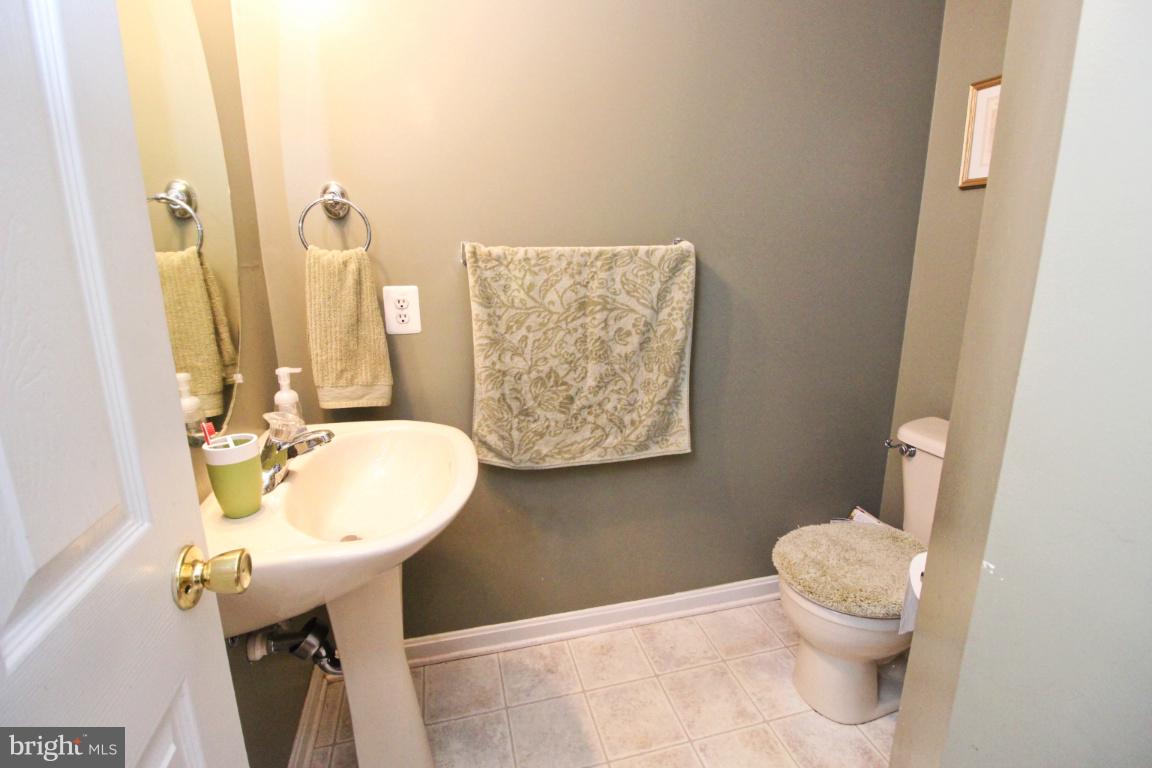 615 Walnut Grove Road Baltimore, MD 21221 - Photo 10 of 47 Main level half bath