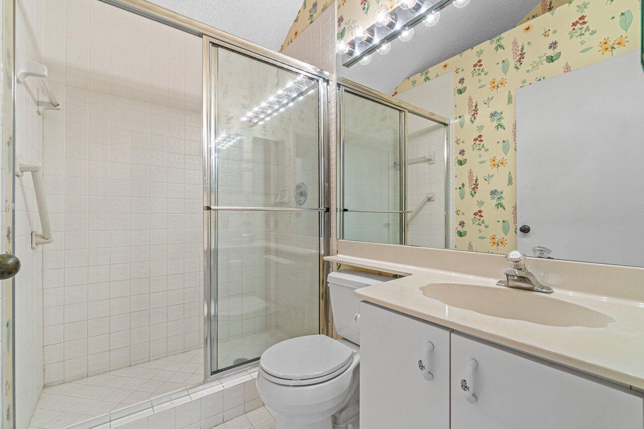 17509 Vía Capri Boca Raton, FL 33496 - Photo 16 of 25 Second Bathroom