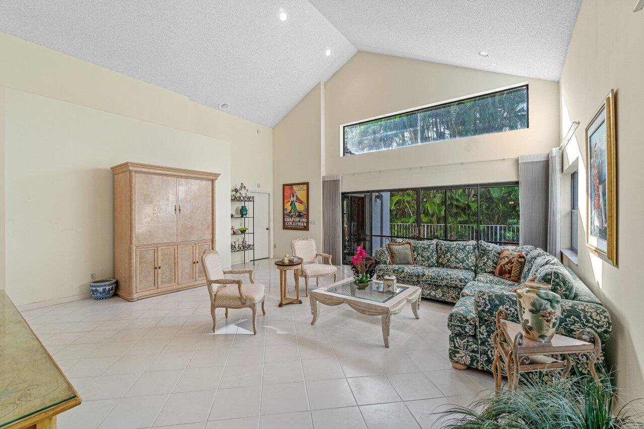 17509 Vía Capri Boca Raton, FL 33496 - Photo 4 of 25 Living Room