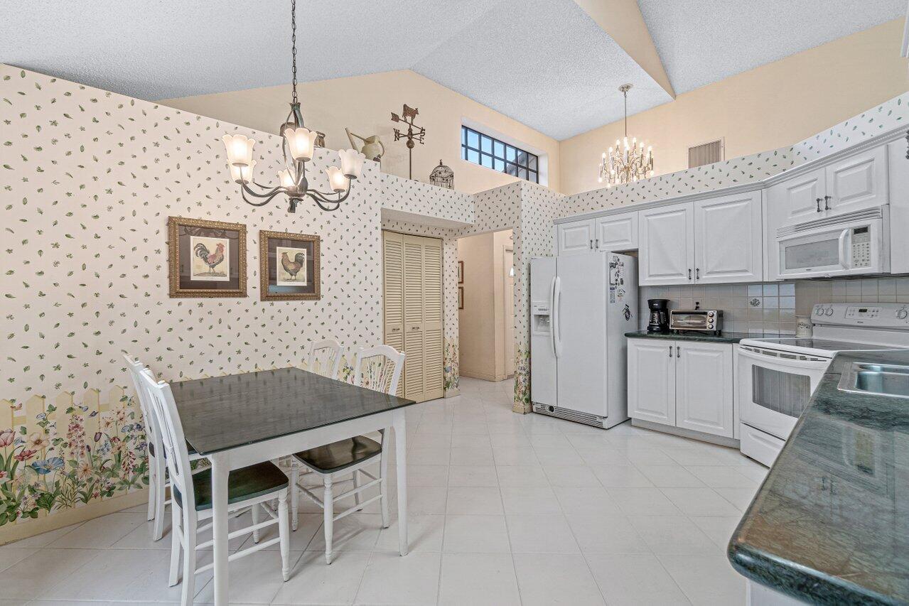 17509 Vía Capri Boca Raton, FL 33496 - Photo 6 of 25 Kitchen