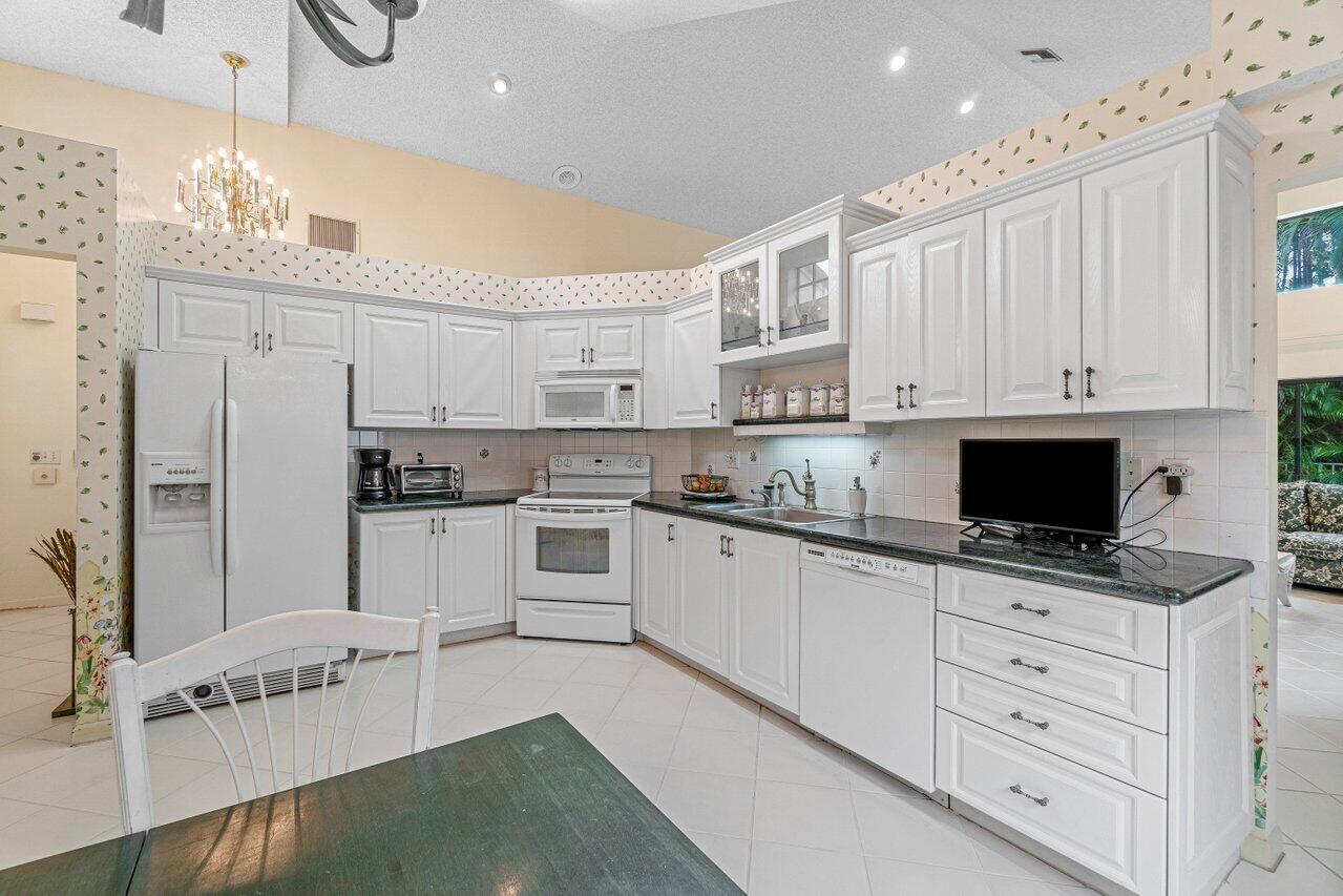 17509 Vía Capri Boca Raton, FL 33496 - Photo 7 of 25 Kitchen
