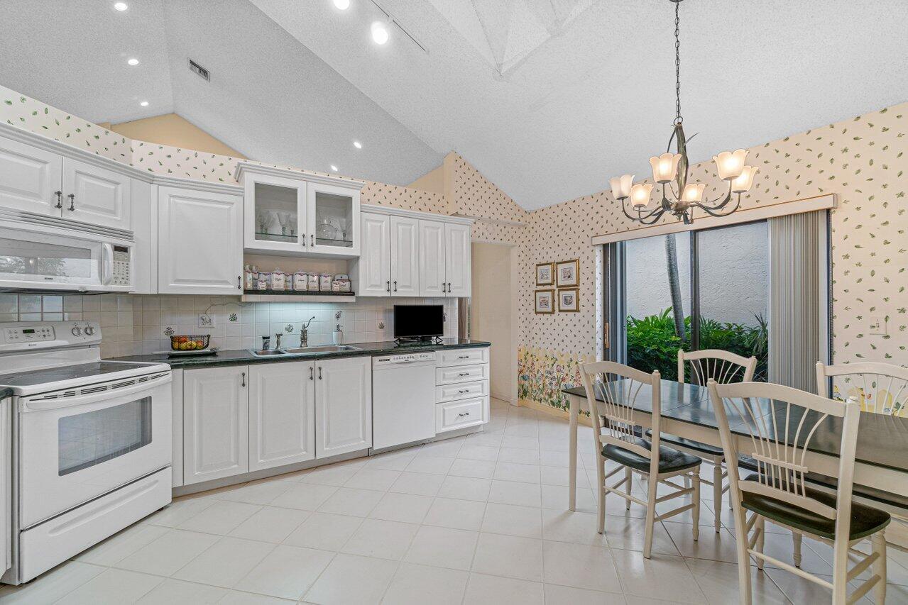 17509 Vía Capri Boca Raton, FL 33496 - Photo 9 of 25 Kitchen