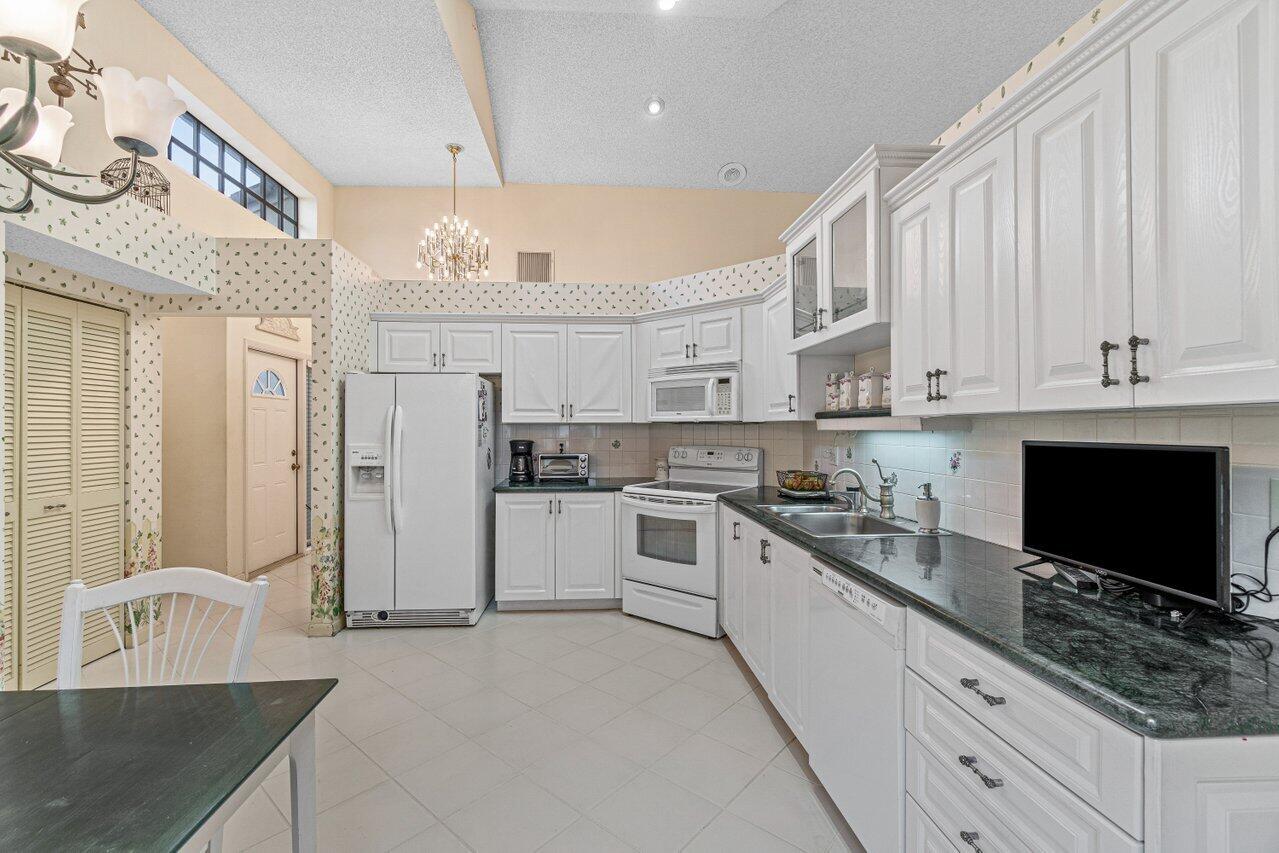 17509 Vía Capri Boca Raton, FL 33496 - Photo 10 of 25 Kitchen